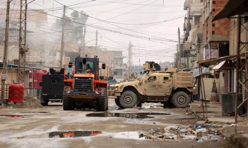 مركبات عسكرية في حي غويران بالحسكة (AFP)