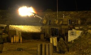 المدفعية الإسرائيلية لحظة قصفها مناطق مفتوحة في الجنوب اللبناني_ 25 من نيسان 2022 (أفيخاي أدرعي/ تويتر)