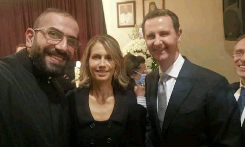 رئيس النظام السوري، بشار الأسد، وزوجته أسماء الأسد، خلال زيارتهما كنيسة سيدة دمشق- 13 نيسان 2022 (الجديد)