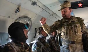سهيل الحسن برفقة عناصر قوات خاصة روسية على متن طائرة خلال تدريبات عسكرية على إنزال مظلي _ 30 من آذار 2022 (زفيزدا)