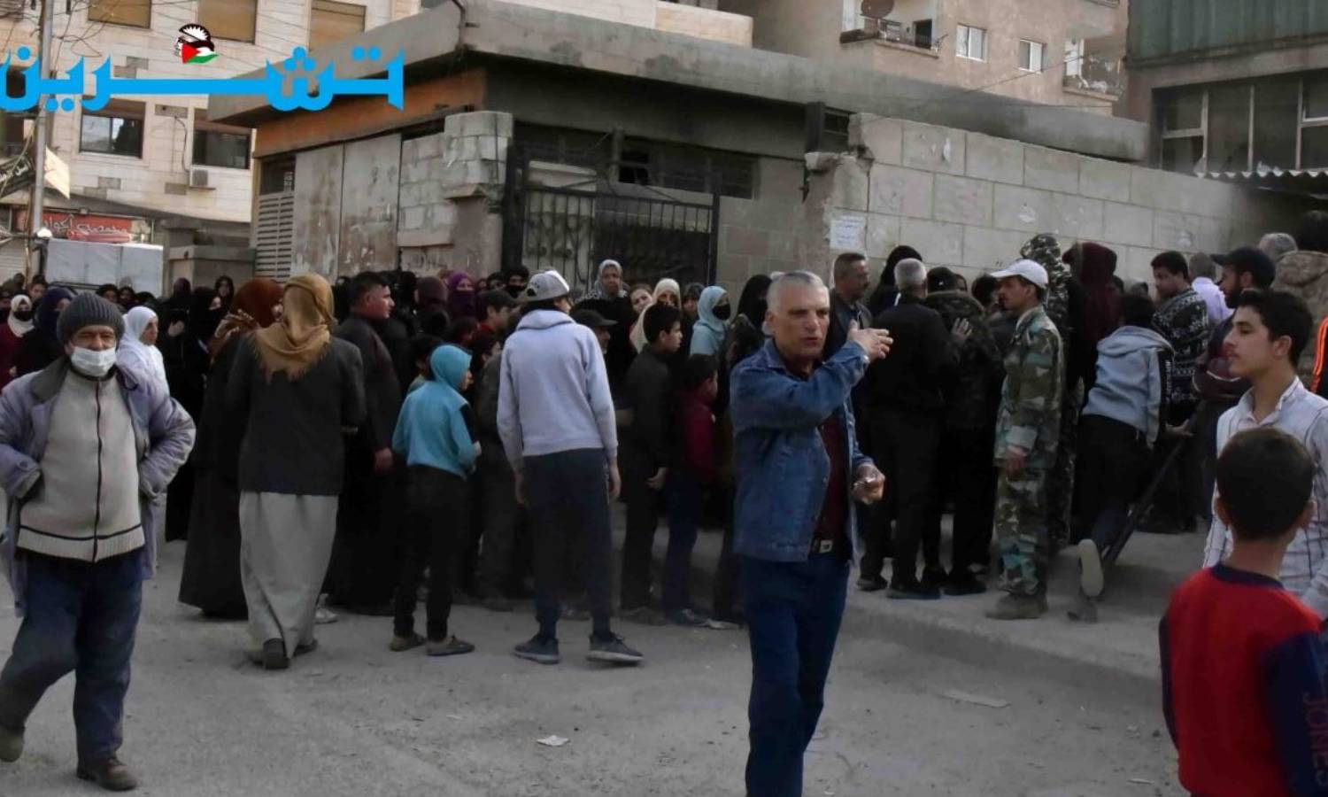 طابور للحصول على مادة الخبز في جرمانا بريف دمشق في 7 من نيسان 2022 (صحيفة تشرين)