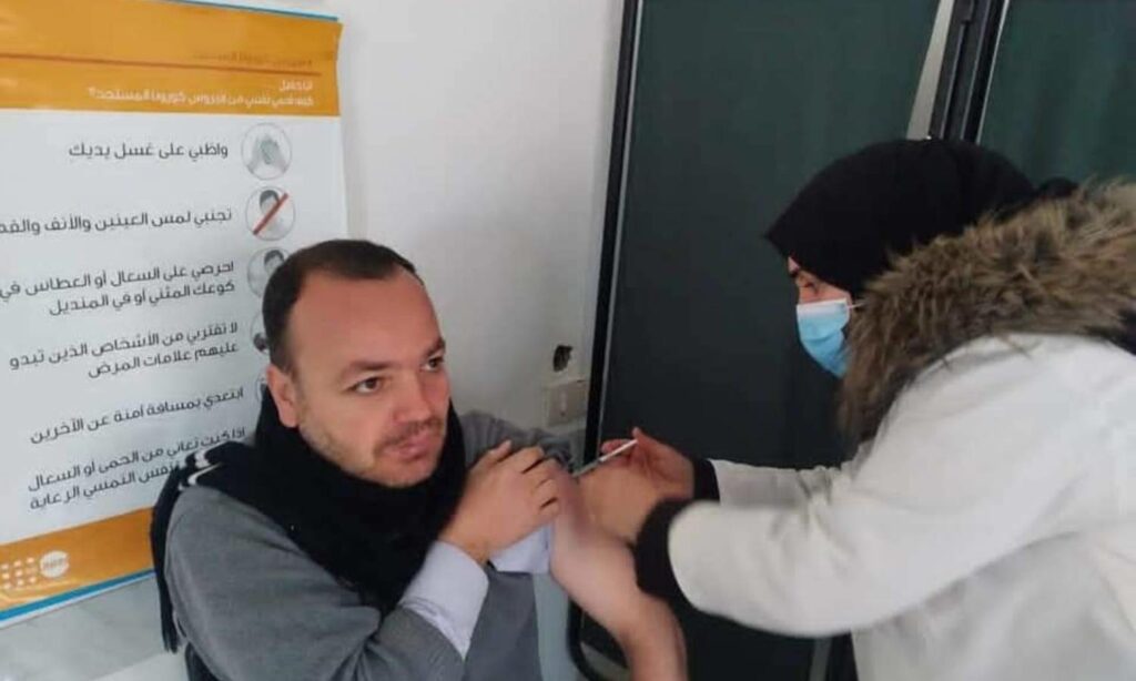 شاب يتلقى اللقاح المضاد لفيروس كورونا في سوريا (وزارة الصحة السورية)