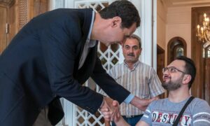 رئيس النظام السوري بشار الأسد يستقبل جرحى قواته العسكرية عام 2018 (رئاسة الجمهورية/ فيس بوك)