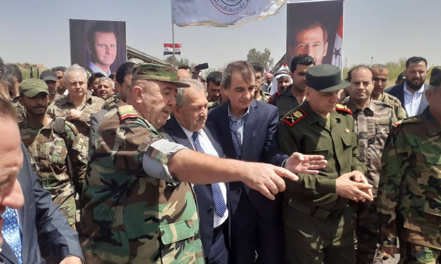 رئيس حكومة النظام السوري، حسين عرنوس، في محافظة دير الزور في 20 من نيسان 2021 (الفرات)