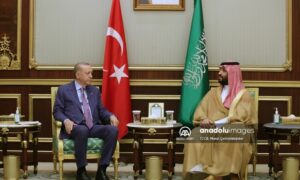 الرئيس التركي رجب طيب أردوغان يلتقي ولي العهد السعودي محمد بن سلمان في جدة_ 28 من نيسان 2022 (الأناضول)