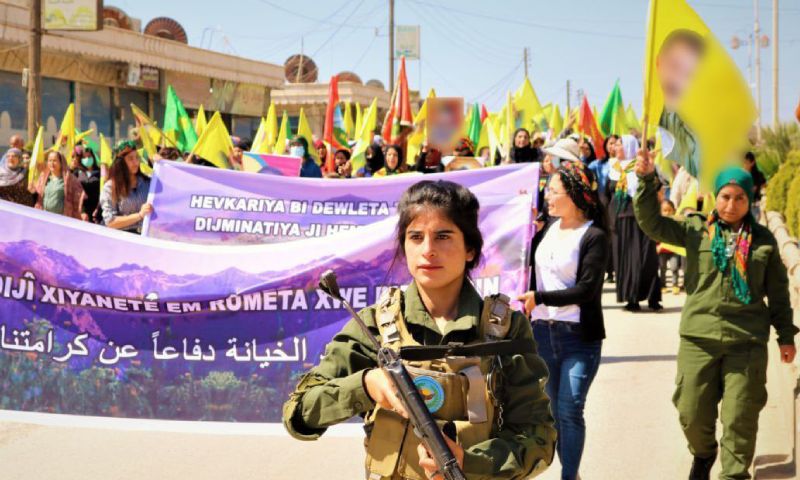 جندية في "أسايش" في مقدمة مظاهرة رافضة لبناء جدار أسمنتي على الحدود السورية- العراقية- 16 نيسان 2022 (قوى الأمن الداخلي/ فيس بوك)