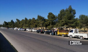طابور طويل من السيارات أثناء انتظار أصحابها للحصول على مخصصاتهم من المحروقات- 21 نيسان 2022 (عنب بلدي/ صابر الحلبي)