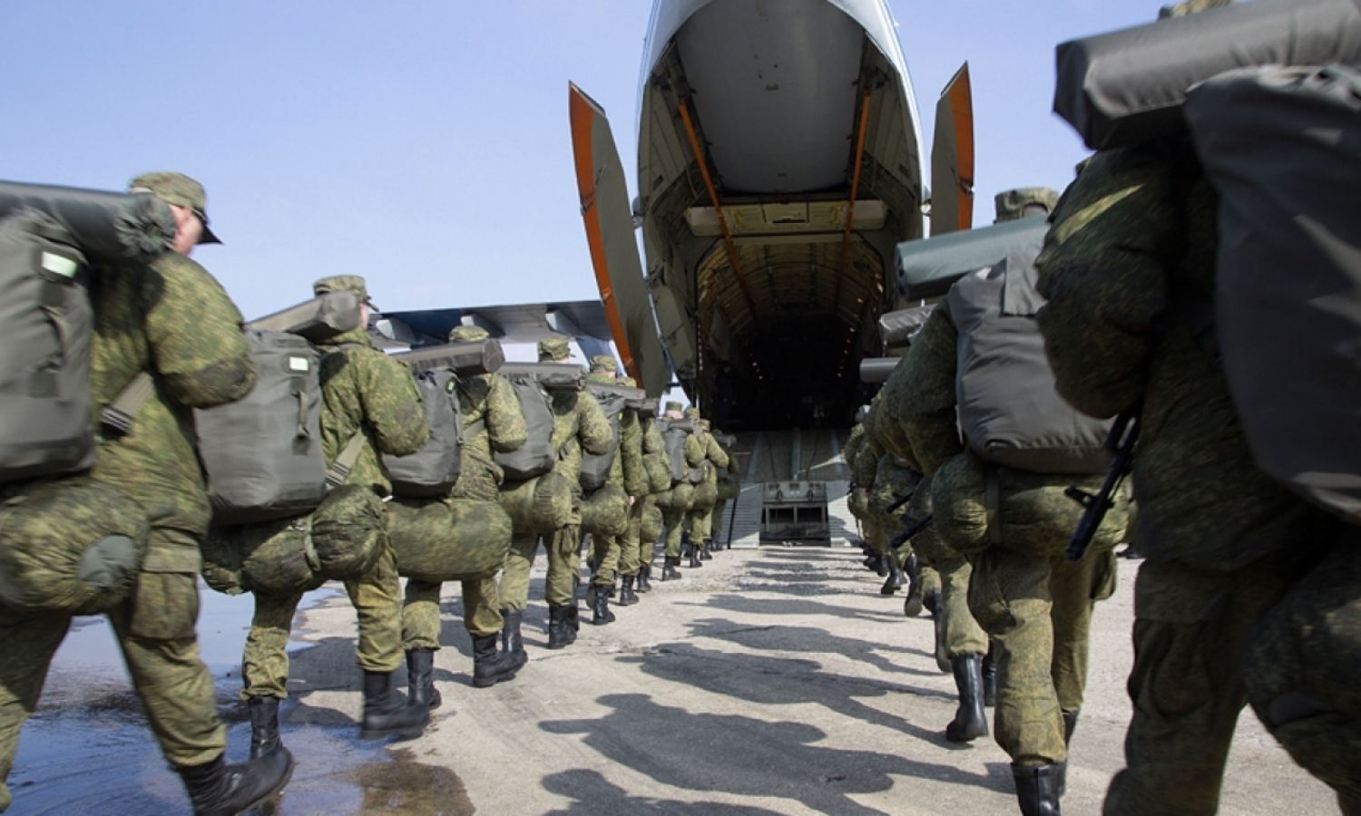 جنود روس يصعدون على متن طائرة حربية (mil.ru)
