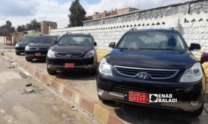 سيارات أوروبية بأحد معارض مدينة الرقة شمال شرقي سوريا- 25 من شباط 2022 (عنب بلدي حسام العمر)
