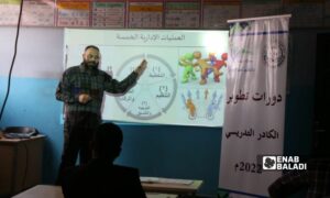 إداريون في قطاع التعليم في إحدى مدارس مدينة بزاعة بريف حلب الشرقي – 13 من نيسان 2022 (عنب بلدي/ سراج محمد)