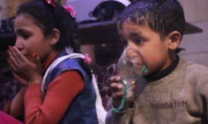 طفلان من مدينة دوما يستنشقان الأوكسجين أثناء الهجمات الكيماوية على دوما في 7 نيسان 2018 (الدفاع المدني)