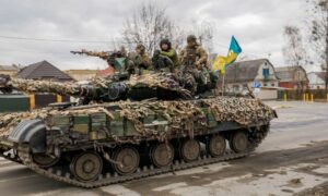 القوات الأوكرانية في مدينة هوستوميل بعد انسحاب القوات الروسية منها - 6 من نيسان 2022 (AP)