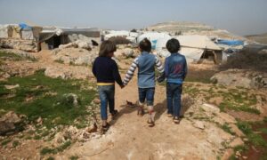أطفال في مخيم دير الحسن-  2 نيسان 2022 ( OCHA / علي الحاج سليمان)