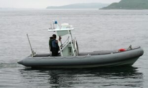 قارب مراقبة حدود بريطاني- (refugeecouncil)