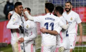 فرحة لاعبي ريال مدريد بالفوز على أوساسونا 3×1 - 20 نيسان 2022 (gittyimage)
