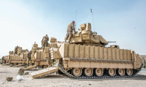 مدرعات برادلي الأمريكية في إحدى قواعدها العسكرية شمال شرقي سوريا (العزم الصلب)