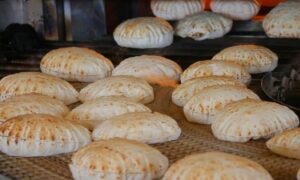 خبز داخل الفرن الآلي في مدينة رأس العين (المجلس المحلي لرأس العين / فيس بوك)