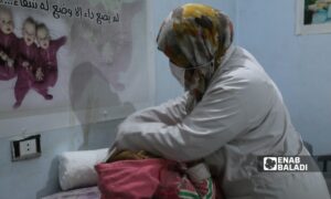 طبيبة تقدم الرعاية الصحية لأحد الأطفال المصابين بالتسمم الغذائي في مخيم 