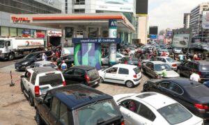 أشخاص ينتظرون في سيارات للحصول على الوقود في محطة وقود في لبنان -20 من آب 2021 (رويترز) 