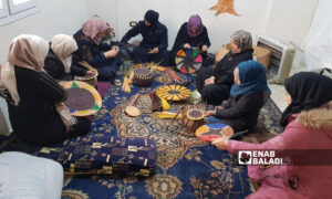 سيدات في إدلب يتعلمن صناعة أواني القش (عنب بلدي- هاديا المنصور)
