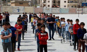 طلاب في ساحة إحدى مدارس مدينة إدلب - 21 من نيسان 2021 (عنب بلدي)
