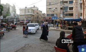 سوريون مارة في إحدى الساحات العامة بمدينة إدلب شمال غربي سوريا- 3 من أيار 2021 (عنب بلدي)
