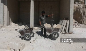 عامل في ورشة بناء ضمن ريف إدلب شمال غربي سوريا- 18 من نيسان 2022 (عنب بلدي إياد عبد الجواد)
