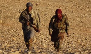 مقاتلان من تنظيم الدولة في منطقة البادية شرقي سوريا- نيسان 2022 (المعرف الرسمي للتنظيم)