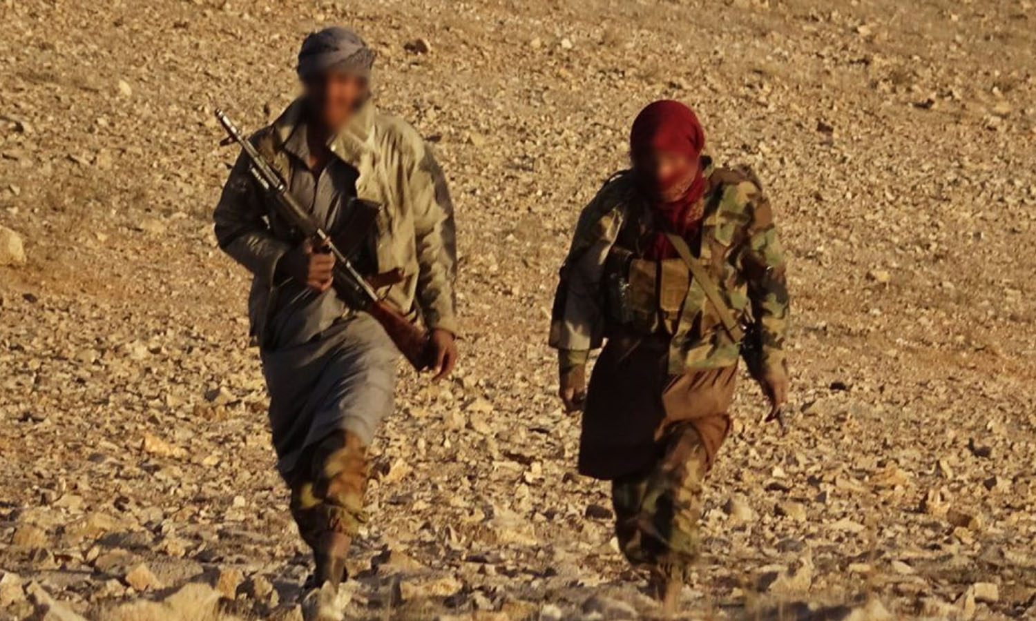 مقاتلان من تنظيم "الدولة" في منطقة البادية شرقي سوريا- نيسان 2022 (المعرف الرسمي للتنظيم)