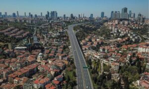 الطريق المؤدي إلى حي ليفانت في مدينة اسطنبول - 18 نيسان 2020 (AFP Photo) 