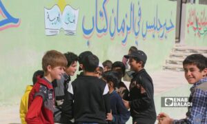 طلاب في ساحة إحدى مدارس مدينة إدلب - 9 نيسان 2022 (عنب بلدي/ إياد عبد الجواد)
