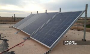 صورة لألواح طاقة شمسية على أسطح أحد منازل الأهالي بالرقة 28 من آذار 2022 ( عنب بلدي/حسام العمر)