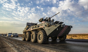 ناقلة جنود روسية تقوم بدورية في مناطق شرقي سوريا - 2020 (AFP)