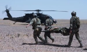 جنود أمريكيون ينقلون آخر مصاب إلى طائرة مروحية (العزم الصلب/ تويتر)