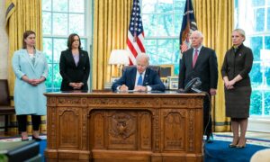 الرئيس الأمريكي يوقع  قانون الإعارة والدفاع الأوكراني للدفاع عن الديمقراطية لعام 2022 ليصبح قانونًا 9 من أيار 2022 (البيت الأبيض)