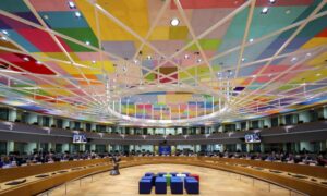 منظر عام يُظهر الغرفة التي يتحدث فيها منسق السياسة الخارجية للاتحاد الأوروبي جوزيب بوريل خلال اجتماع ، دعم مستقبل سوريا والمنقة ، في مبنى المجلس الأوروبي في بروكسل، 10 من أيار 2022. (AP)
