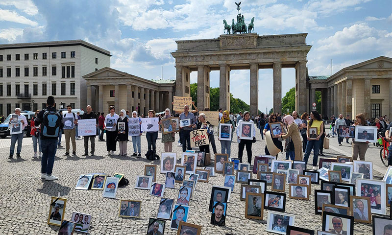 نشطاء سوريون من مجموعة "عائلات من أجل الحرية" في برلين يتضامنون مع عائلات المعتقلين في السجون السورية ببرلين- 7 من أيار 2022 ("Families-For-Freedom")