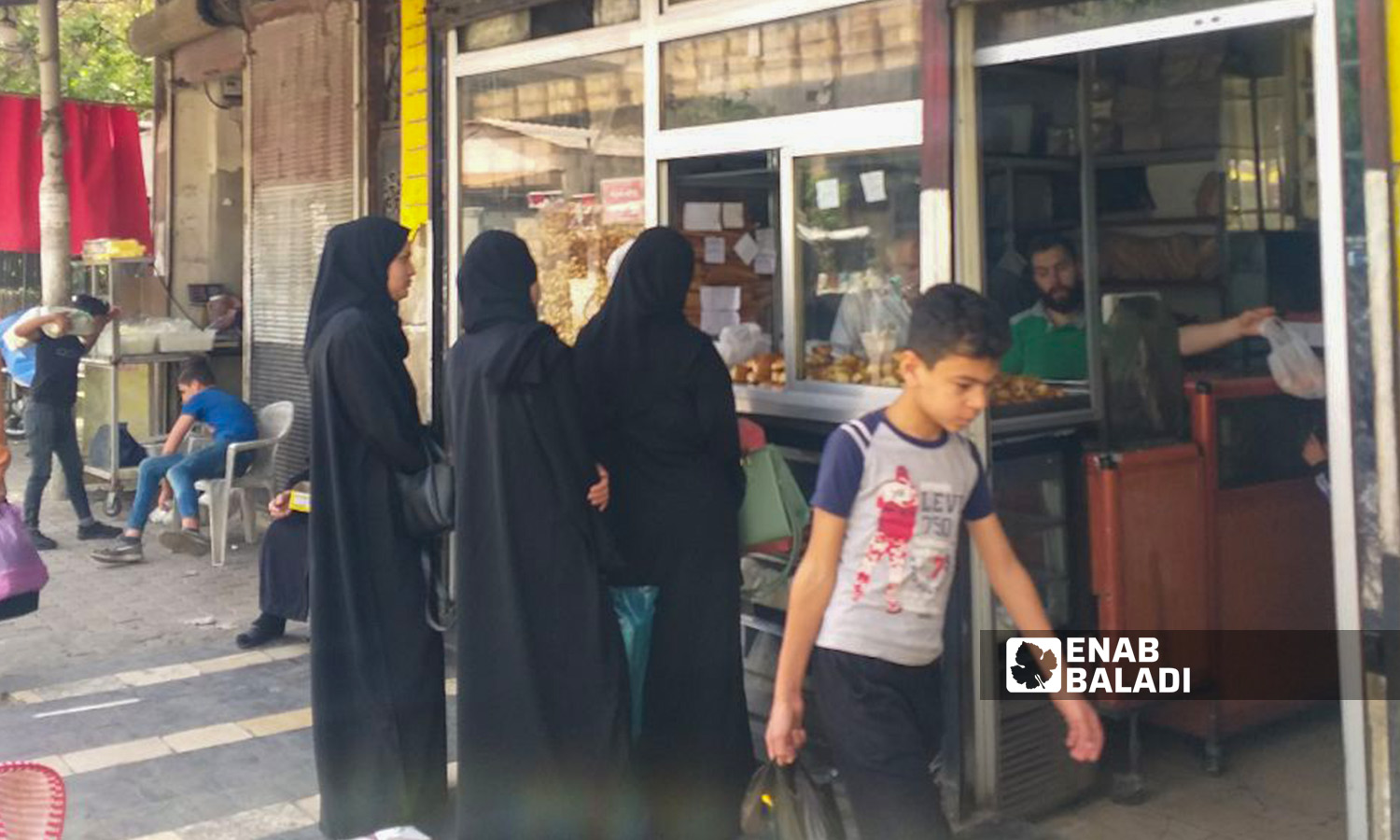 إقبال الناس على المحلات في دمشق 1 ايار 2022 (عنب بلدي/ حسان حسان)