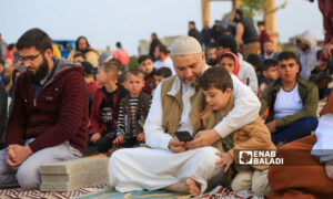 صلاة العيد في مساكن سوسيان شمال حلب ضمن تجمع سكني لمهجري أهالي غوطة دمشق في أول أيام العيد 2 أيار 2022 (عنب بلدي/ سراج محمد)