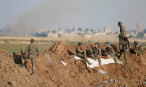 مقاتلون من وحدات حماية الشعب (الكردية) في تل أبيض بريف الرقة (رويترز)