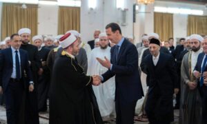 رئيس النظام السوري بشار الأسد في مسجد الحسن بحي الميدان في دمشق - 2 من أيار 2022 (سانا)