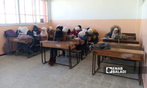 طالبات في إحدى مدارس درعا البلد جنوبي سوريا- 31 من كانون الثاني 2022 (عنب بلدي حليم محمد)
