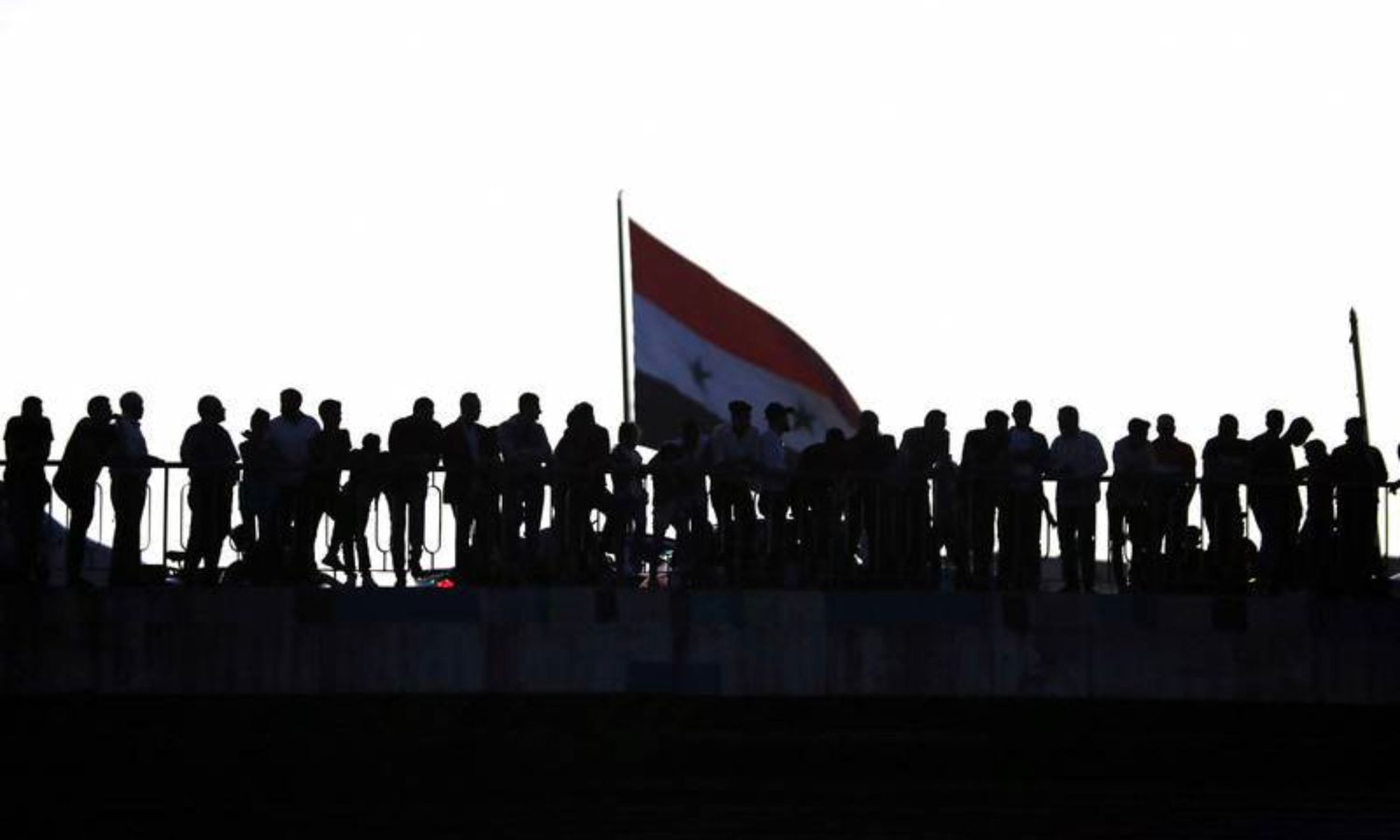 سوريون ينتظرون الإفراج عن أقاربهم المعتقلين فوق "جسر الرئيس" في دمشق- 5 من أيار 2022 (AFP)
