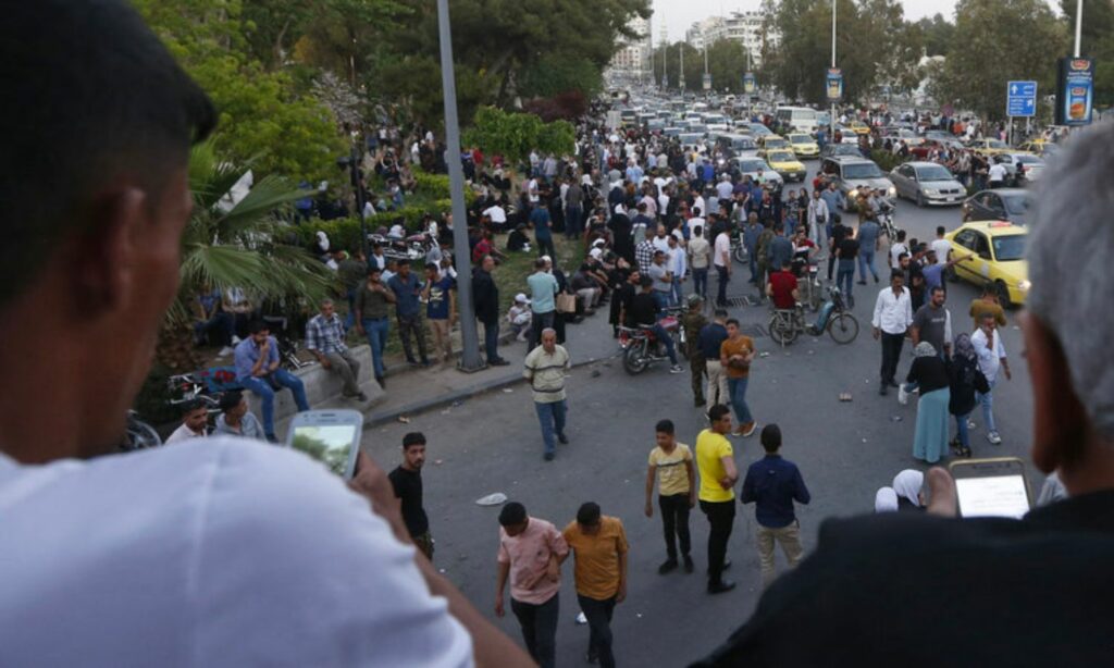 مئات الأشخاص ينتظرون الإفراج عن أقاربهم المعتقلين تحت "جسر الرئيس" في دمشق- 4 من أيار 2022 (AFP)
