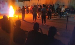 متظاهرون أمام مبنى شركة الكهرباء في مدينة عفرين اعتراضًا على قطع التيار الكهربائي المتكرر- 28 من أيار 2022 (شبكة البواسل/ تلجرام)