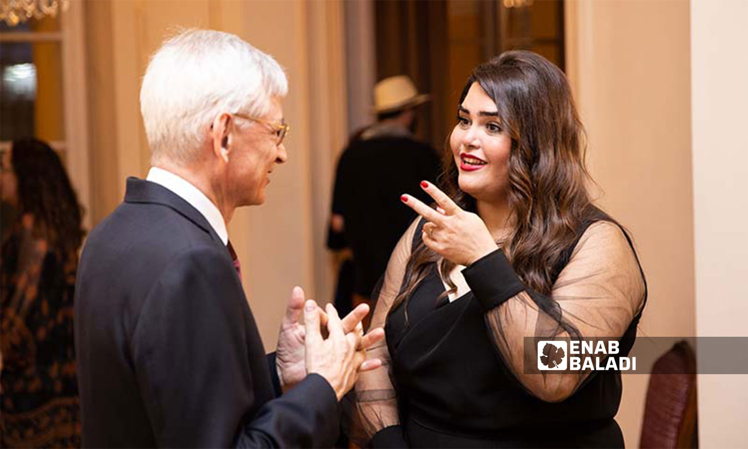 الممثلة السورية ناندا محمد تتحدث إلى السفير الفرنسي في القاهرة أثناء تكريمها وسام الاستحقاق الفرنسي- 22 من أيار 2022 (عنب بلدي\ مصطفى عبد العاطي)