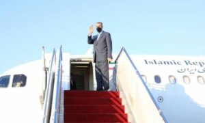 وزير الخارجية الإيراني حسين أمير عبد اللهيان على درج طائرة متجهة إلى الإمارات_ 16 من أيار 2022 (وكالة مهر الإيرانية/ تويتر)