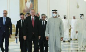 الرئيس التركي رجب طيب أردوغان إلى جانب نظيره الإماراتي محمد بن زايد في أبو ظبي_ 17 من أيار 2022 (TRT)
