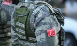 عنصر من الشرطة التركية يشارك في العرض العسكري لليوم الوطني الروماني (istock)
