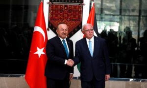 وزير الخارجية التركي ملود تشاووش أوغلو خلال لقاءه نظيره الفلسطيني رياض المالكي_ 24 من أيار 2022 (TRT)